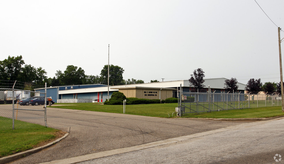 2112 Industrial Dr, Niles, MI for lease - Primary Photo - Image 1 of 100