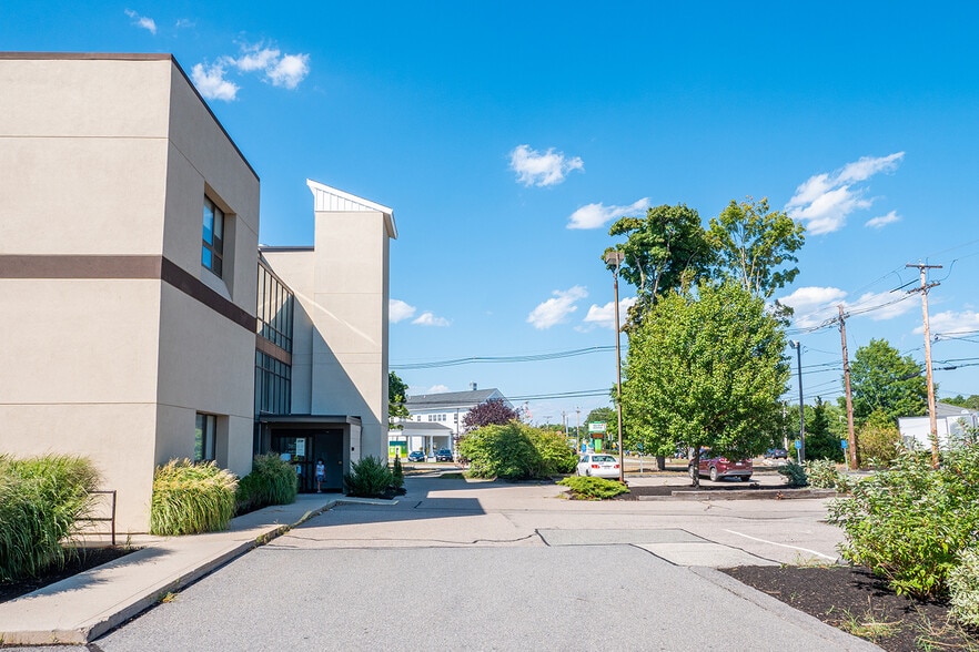 312 Bedford St, Whitman, MA à vendre - Photo du bâtiment - Image 3 de 8