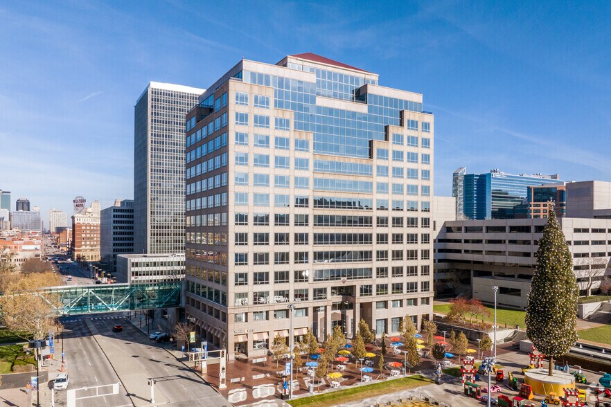 2405 Grand Ave, Kansas City, MO à louer - Photo du bâtiment - Image 2 de 8