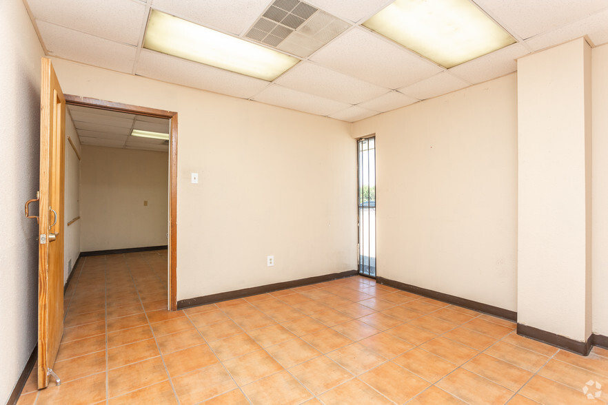 4726 Cotton Belt Dr, San Antonio, TX for lease - Interior Photo - Image 3 of 32