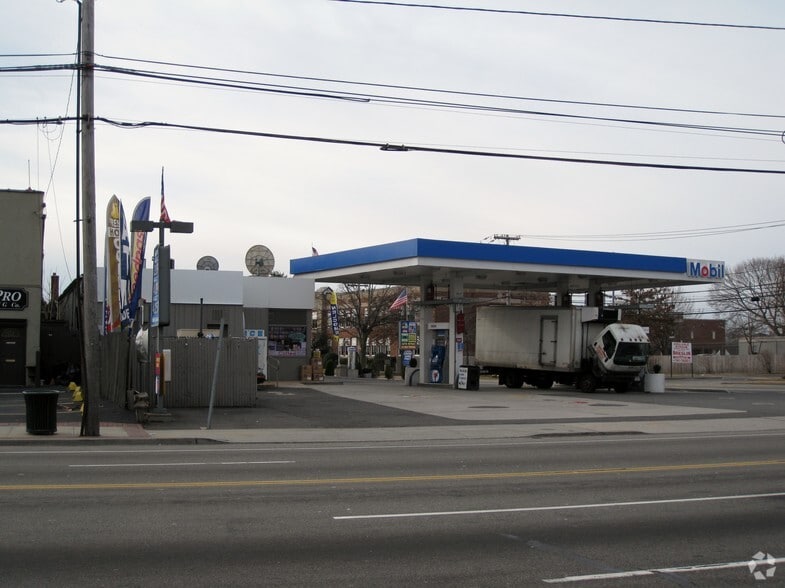 579 Hempstead Tpke, West Hempstead, NY for lease - Primary Photo - Image 1 of 4