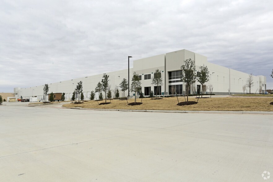 1613 Hutton Dr, Carrollton, TX for lease - Primary Photo - Image 1 of 4