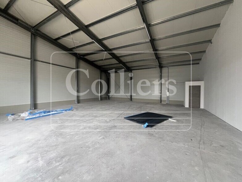 Industrial in Rognac for lease - Building Photo - Image 2 of 11