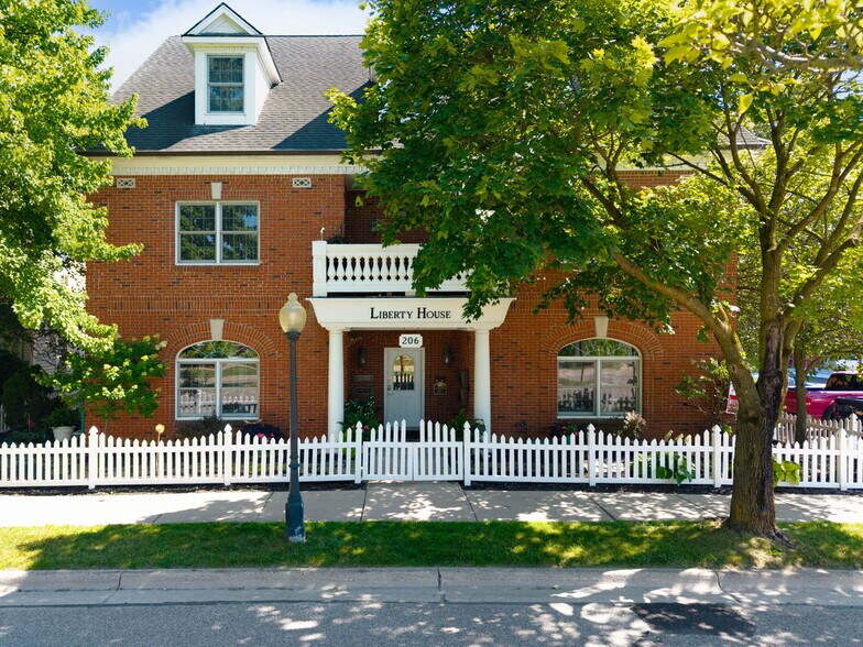 206 E Liberty St, Milford, MI à vendre - Photo du bâtiment - Image 2 de 85