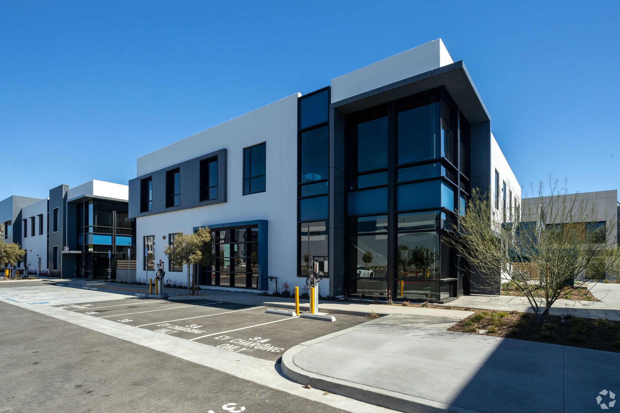 3071-3075 N Hollywood Way, Burbank, CA à louer Photo du bâtiment- Image 1 de 7