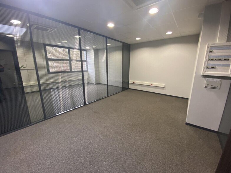 Office in Le Coudray for lease - Building Photo - Image 2 of 15