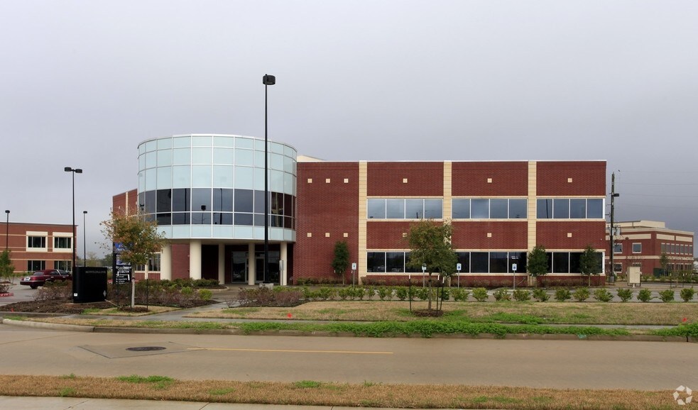 1400 Creek Way Dr, Sugar Land, TX for lease - Building Photo - Image 3 of 7