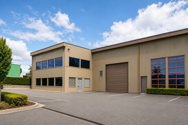 Plus de détails pour 2745 Bridge St, Victoria, BC - Industriel à vendre