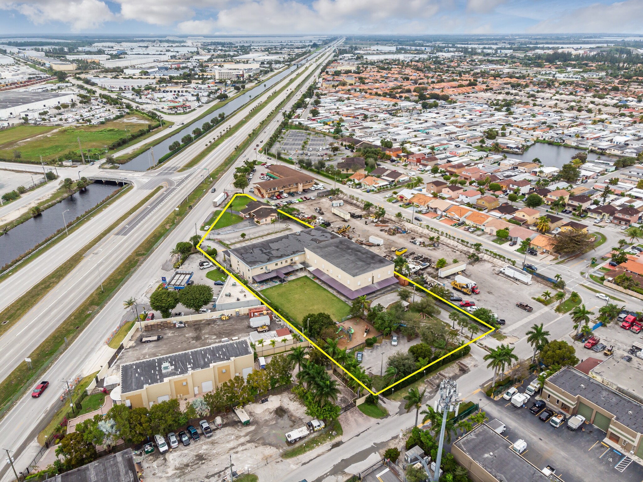 12051 W Okeechobee Rd, Hialeah, FL à vendre Photo du bâtiment- Image 1 de 1