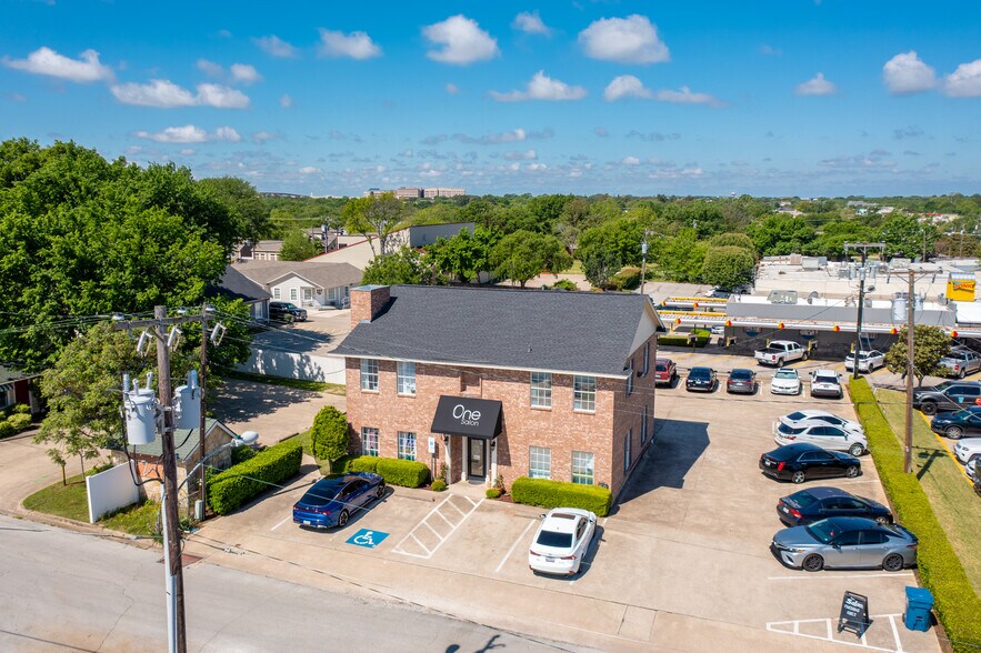 110 S Barton Ave, Grapevine, TX à vendre - Photo du bâtiment - Image 3 de 10