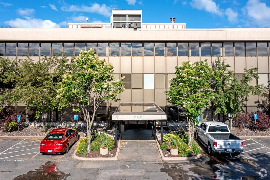 5851 Duluth St, Golden Valley, MN à louer - Photo du bâtiment - Image 3 de 4