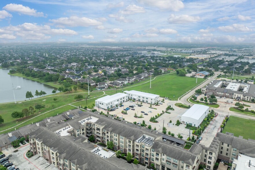 2880 Broadway Bend Dr, Pearland, TX for sale - Building Photo - Image 2 of 2