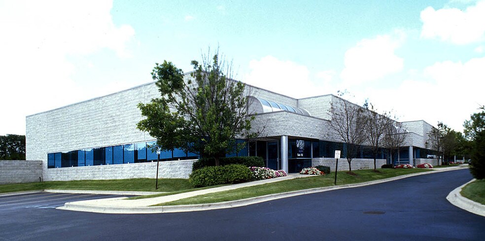 37735 Enterprise Ct, Farmington Hills, MI à louer - Photo du bâtiment - Image 2 de 8