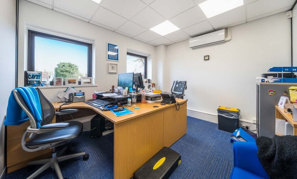 614 Reading Rd, Wokingham à vendre - Photo intérieure - Image 2 de 10