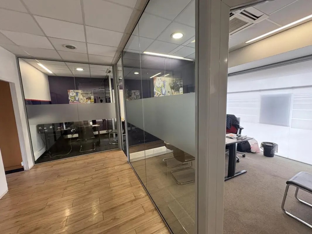 Retail in Marseille for lease Interior Photo- Image 1 of 9