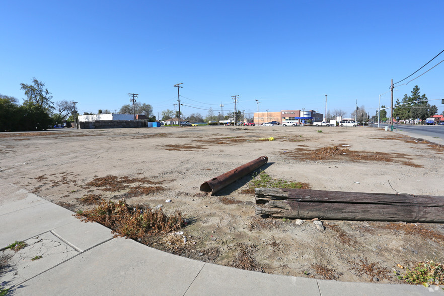 1725 E Tulare Ave, Tulare, CA for lease - Building Photo - Image 2 of 4