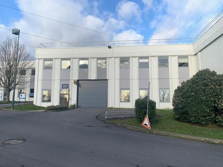 Flex dans Osny à louer - Photo du bâtiment - Image 1 de 2