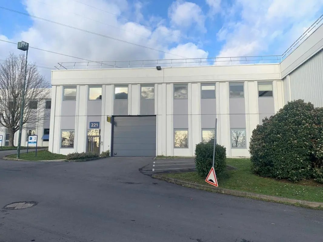 Flex in Osny for lease Primary Photo- Image 1 of 2