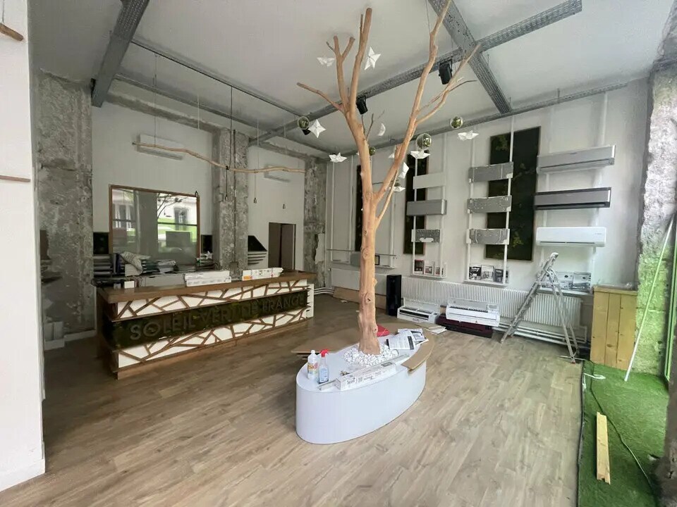 Office in Lyon for sale Building Photo- Image 1 of 8