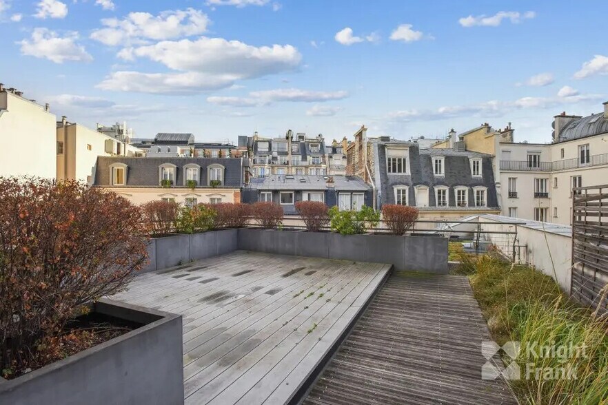 9 Rue Christophe Colomb, Paris à louer - Photo du bâtiment - Image 2 de 9