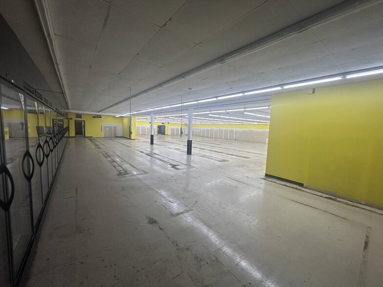 200 S East St, Le Roy, IL à vendre - Photo du bâtiment - Image 3 de 4