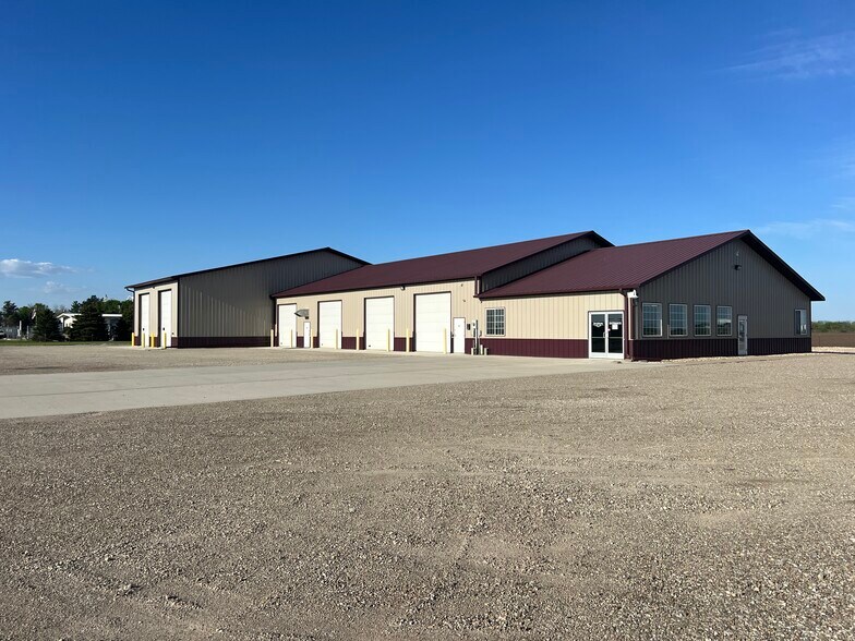 1303 N 56th St, Clear Lake, IA à vendre - Photo du bâtiment - Image 2 de 4