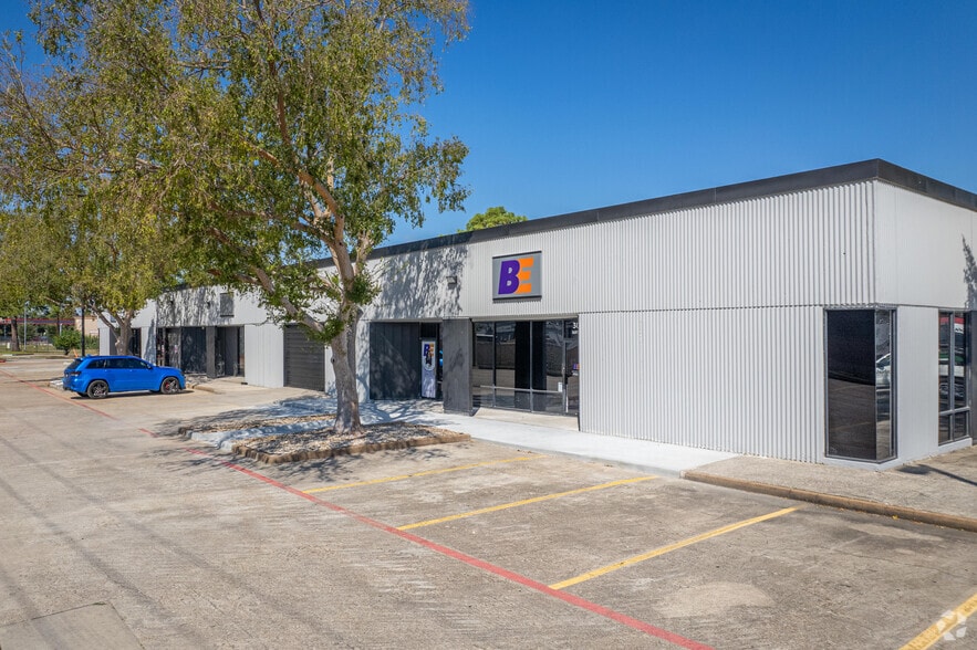 301 Wells Fargo Dr, Houston, TX for lease - Building Photo - Image 3 of 9