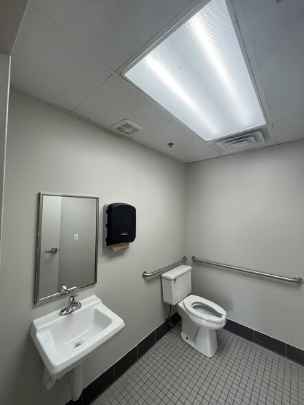 706 S Main St, Normal, IL for lease - Interior Photo - Image 3 of 12