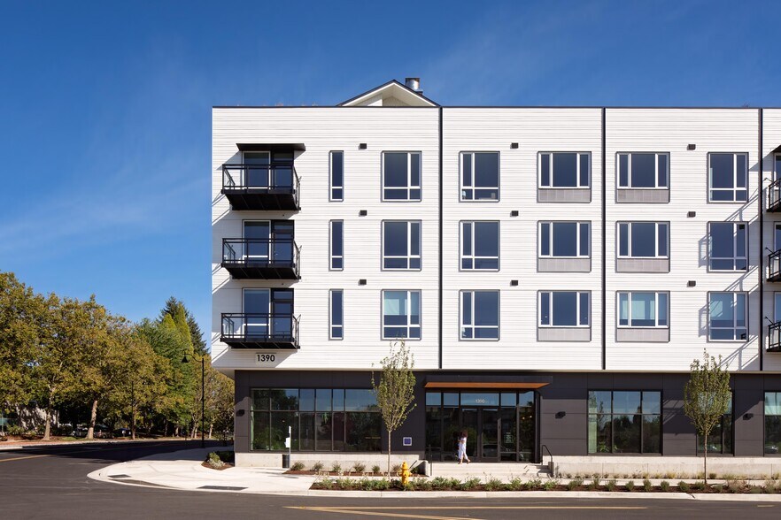 1390 NE Compton Dr, Hillsboro, OR à louer - Photo du bâtiment - Image 3 de 12