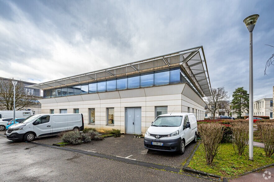 8 Rue Pascal, Bron à louer - Photo du bâtiment - Image 2 de 17