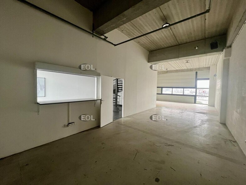 Flex in Saint-Denis for lease - Interior Photo - Image 1 of 9