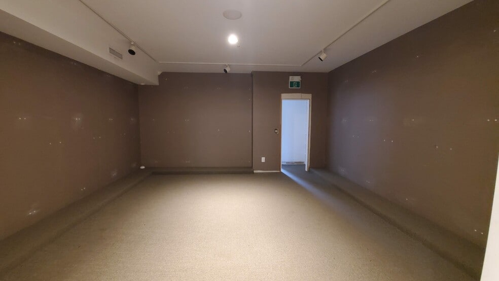 426 Eglinton Ave W, Toronto, ON for lease - Interior Photo - Image 2 of 6