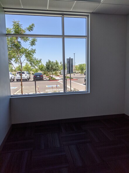 2301 S Stearman Dr, Chandler, AZ à louer - Photo du bâtiment - Image 3 de 9