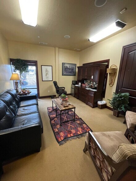 377 N Marshall Way, Layton, UT à louer - Photo du bâtiment - Image 3 de 10