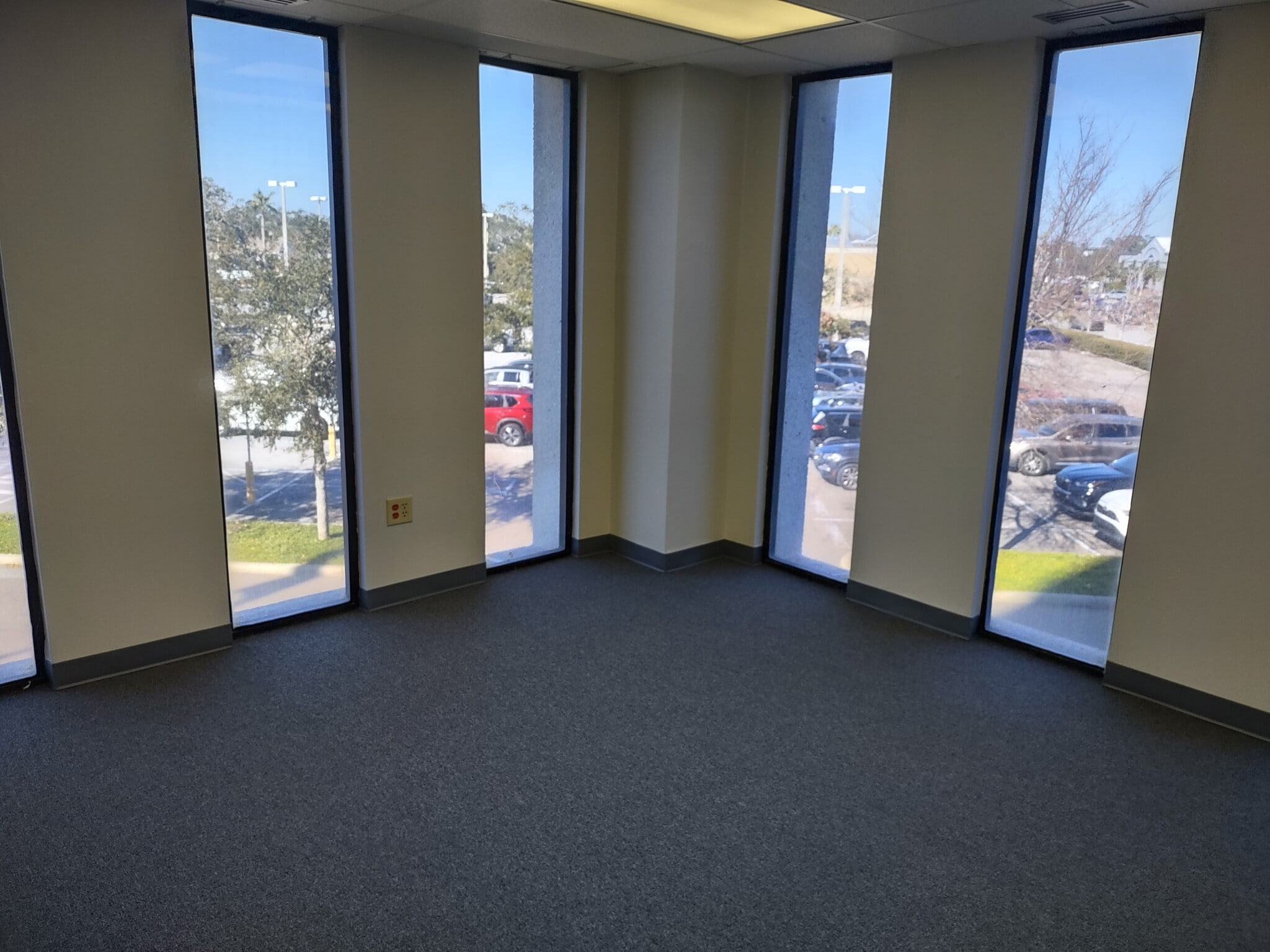 801 W Bay Dr, Largo, FL à louer Photo intérieure- Image 1 de 15