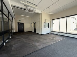 1 The Av, Newton Abbot for lease Interior Photo- Image 2 of 4
