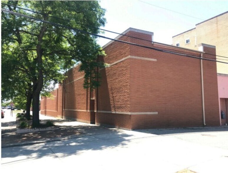 100 Oak St, Wyandotte, MI à vendre - Photo du bâtiment - Image 2 de 4