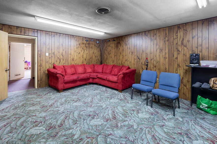 338 Hazel St, Poplar Bluff, MO for sale - Interior Photo - Image 2 of 16