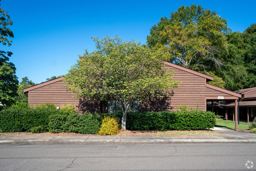 1911 Hillandale Rd, Durham, NC for lease - Building Photo - Image 2 of 23