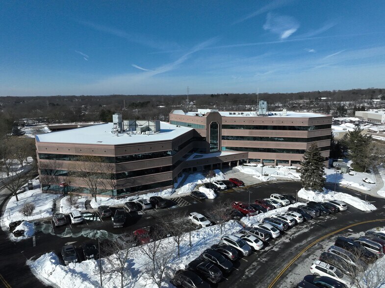 99 Hawley Ln, Stratford, CT à louer - Communauté Matterport - Image 2 de 28