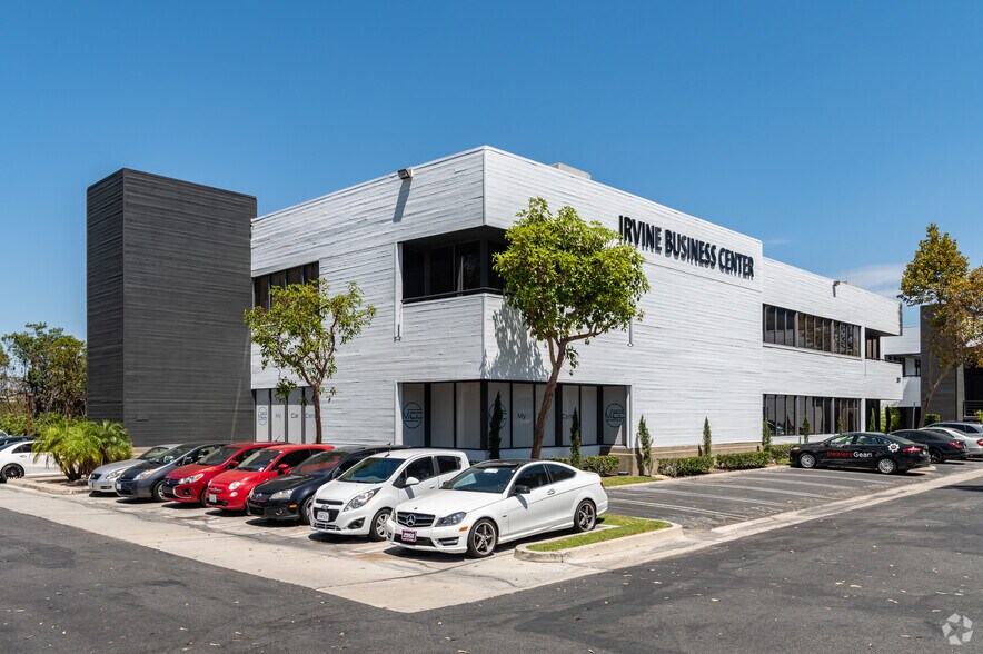 2091-2101 Business Center Dr, Irvine, CA à louer - Photo du bâtiment - Image 3 de 14