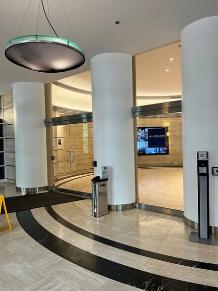 207 Queens Quay W, Toronto, ON à louer - Hall d’entrée - Image 3 de 4