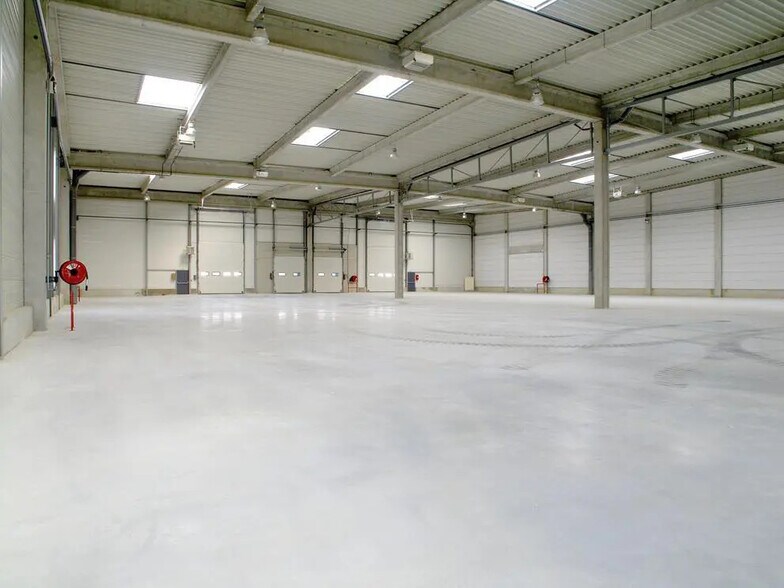 Industrial in Lieusaint for lease - Building Photo - Image 1 of 6
