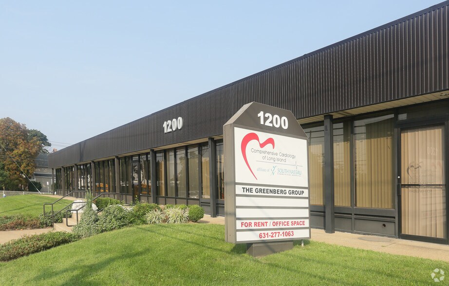 1200 W Broadway, Hewlett, NY à louer - Photo du bâtiment - Image 1 de 4