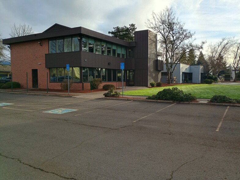 1090 Gateway Loop, Springfield, OR for lease - Building Photo - Image 3 of 4