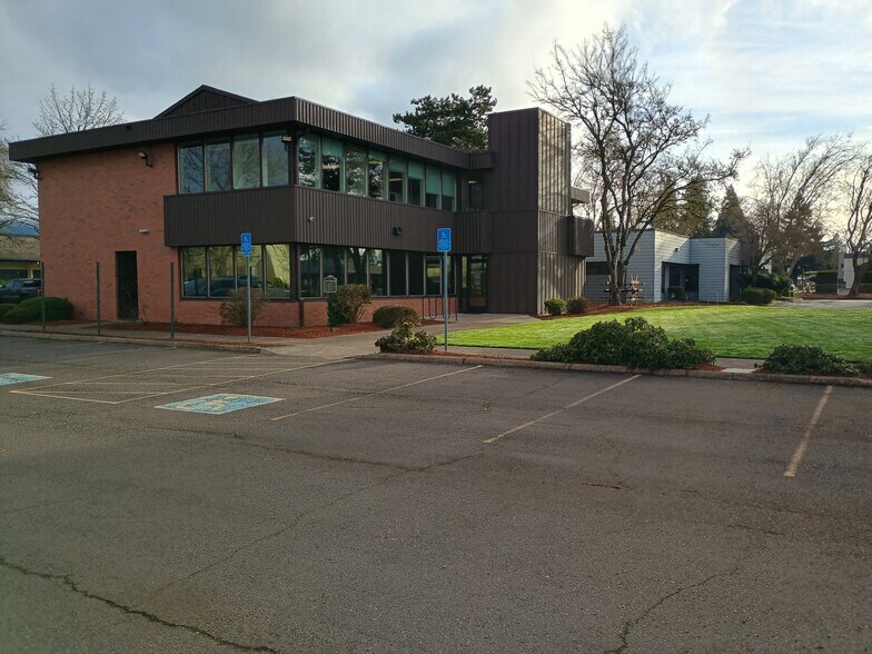 1090 Gateway Loop, Springfield, OR à louer - Photo du bâtiment - Image 3 de 4