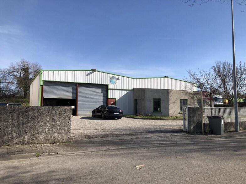 Flex dans Saint-Laurent-de-Mure à louer - Photo du bâtiment - Image 2 de 13