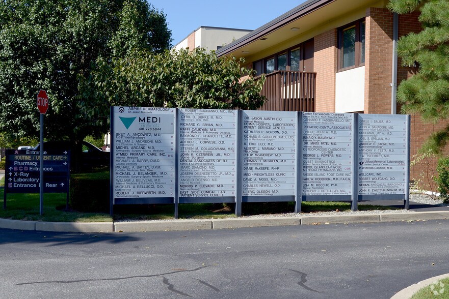 1524 Atwood Ave, Johnston, RI à vendre - Photo du bâtiment - Image 2 de 30