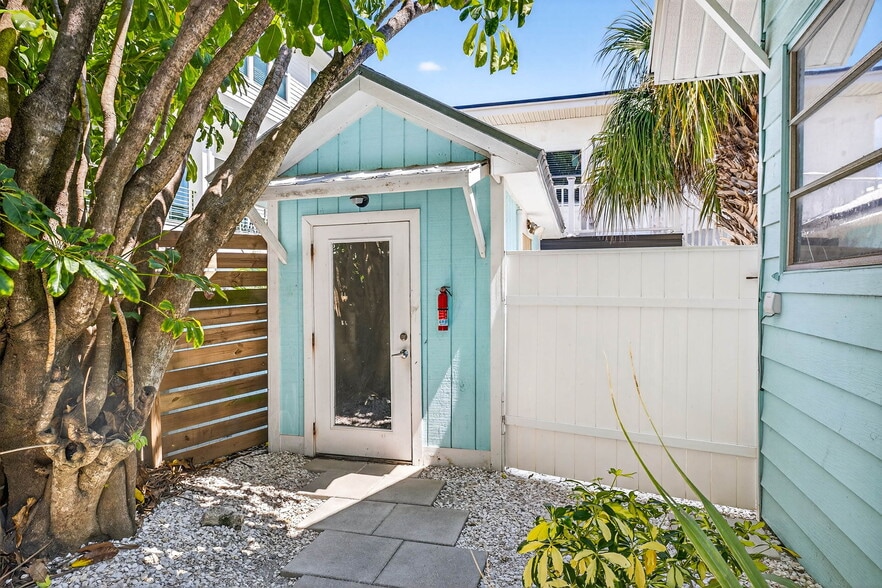 26 Cambria St, Clearwater Beach, FL à vendre - Photo du bâtiment - Image 3 de 19