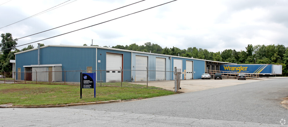 150 Blue Bell Rd, Greensboro, NC for lease - Primary Photo - Image 1 of 5